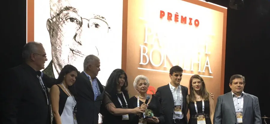 Entrega do prêmio do SINDLOC SP, com a equipe e a família no palco