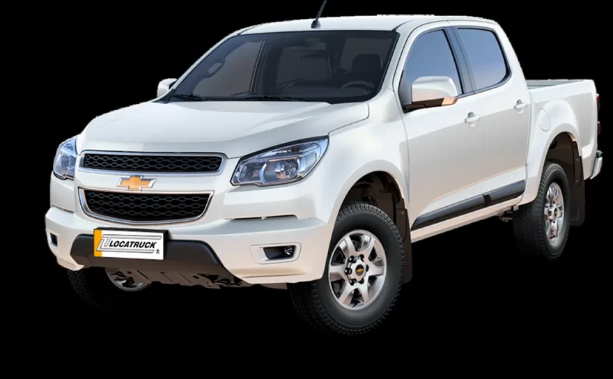 Chevrolet S10 cabine dupla branca, com placa Locatruck, em fundo de estúdio